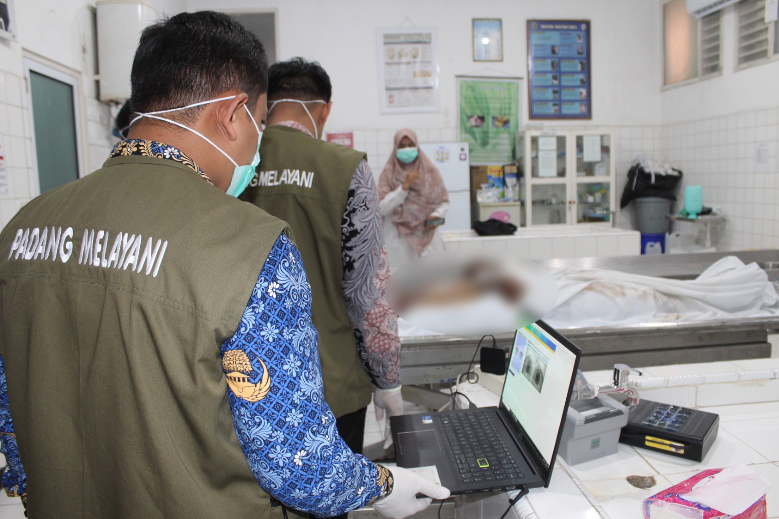 Dinas Dukcapil Kota Padang melaksanakan Cek Biometrik terhadap Jenazah Tanpa Identitas di Rumah Sakit Umum Pusat Dr. M. Djamil Padang